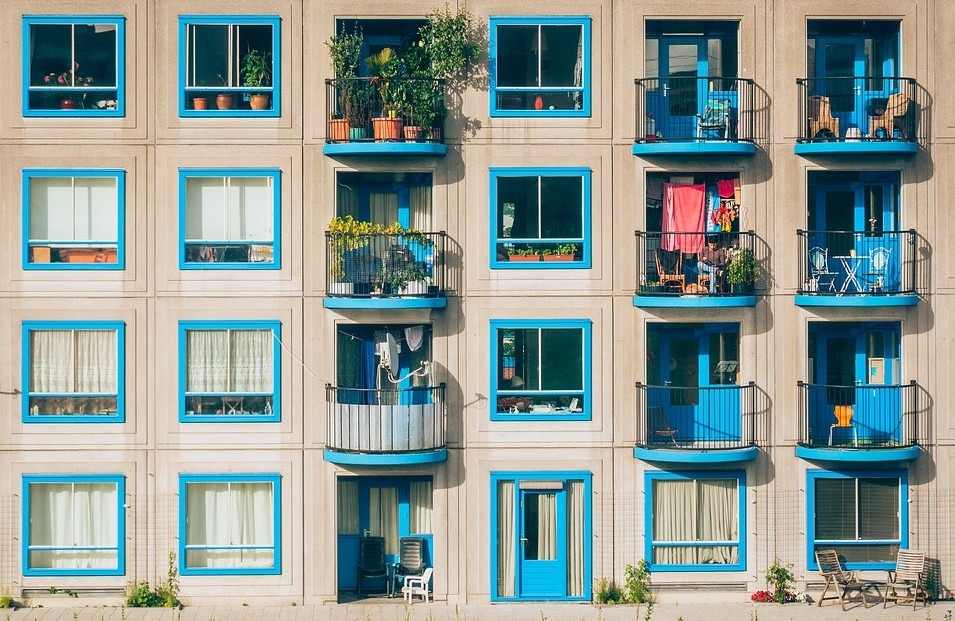 Many students in Australia live in small apartments